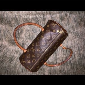 Louis-Vuitton Papillon Pochette